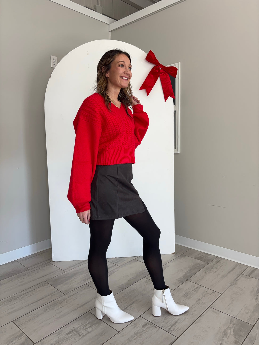 CROPPED V-NECK CABLE KNIT SWEATER