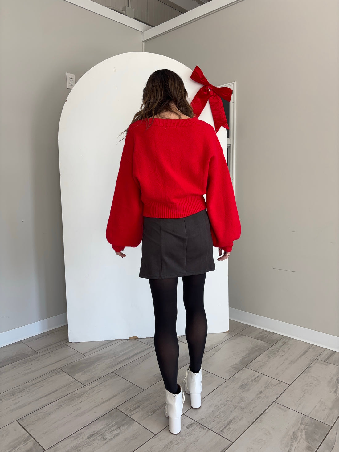 CROPPED V-NECK CABLE KNIT SWEATER